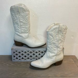 #0203 Steve Madden Western Style Zippered Boot Round Toe 2 inch Heel